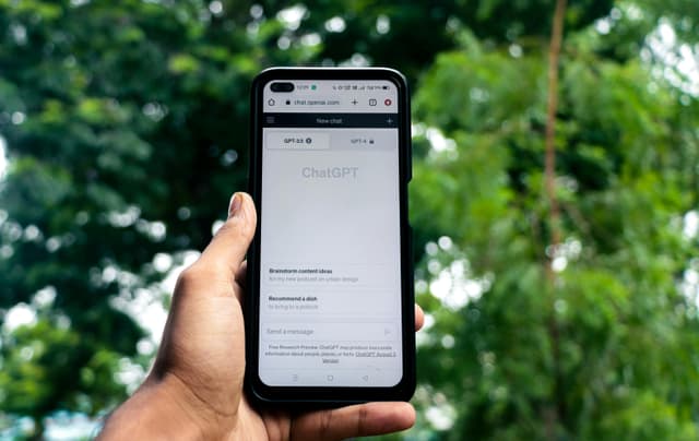 Marea Britanie investește miliarde în AI și echipe de hackeri pentru a contracara amenințările cibernetice din partea Rusiei și Chinei.
