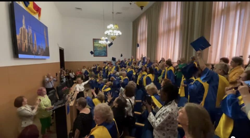  Seniorii U3A și-au luat rămas bun cu Gaudeamus la Universitatea Dunărea de Jos, Galați