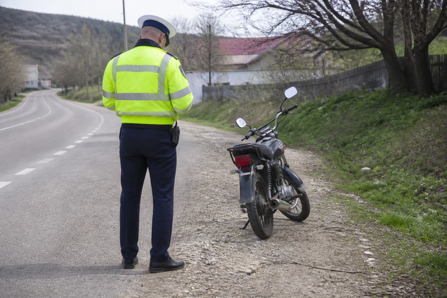 Șivița: un tânăr fără permis a fost depistat pe o motocicletă neînmatriculată